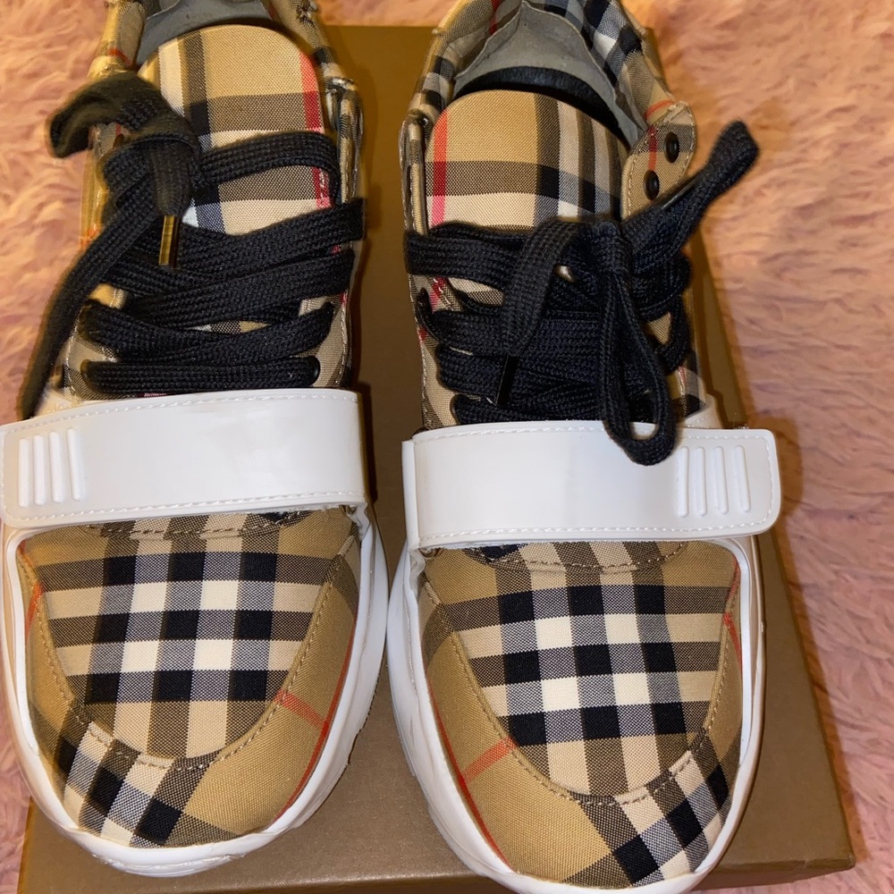 Burberry sneakers size 39.5